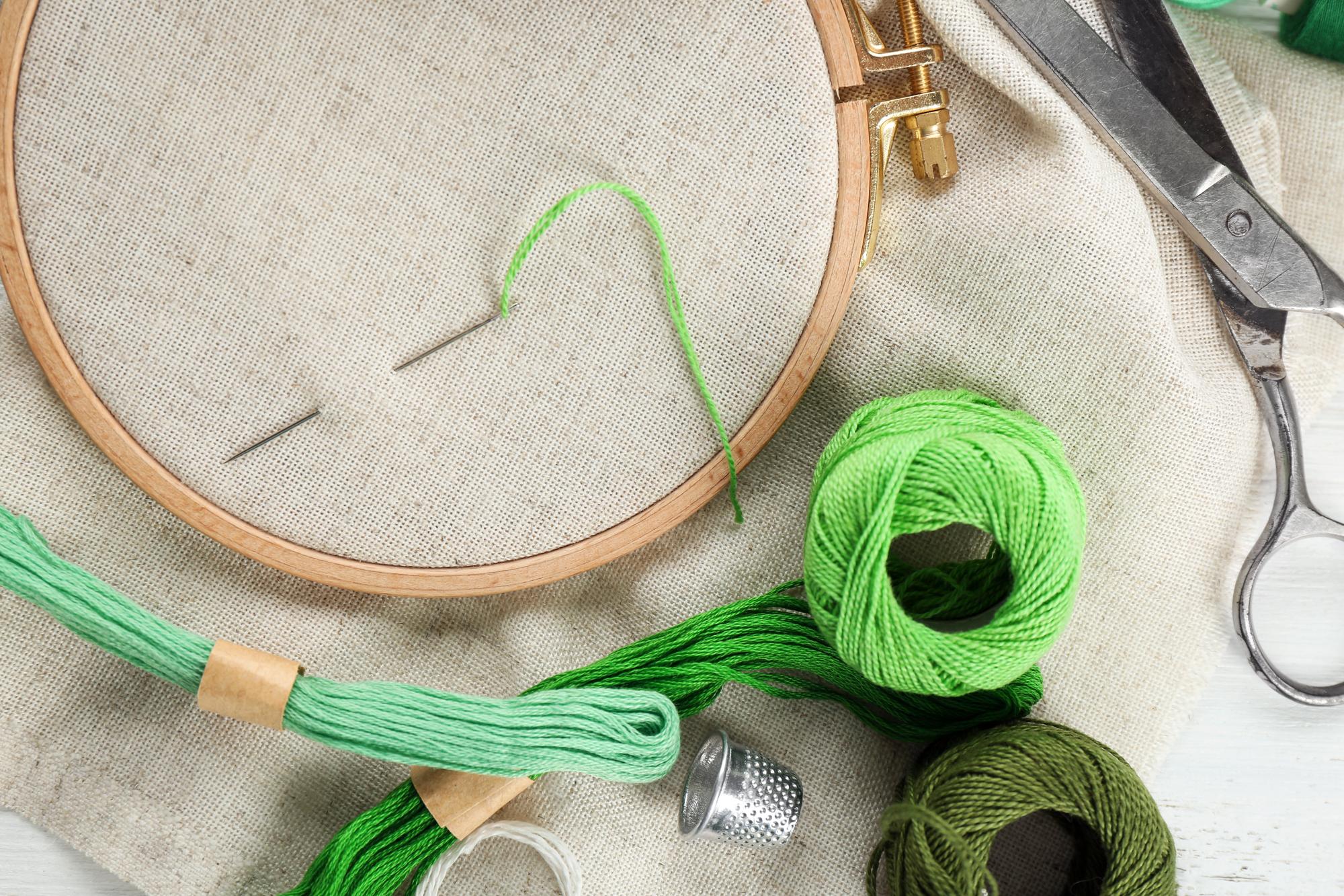 Werkstatt mit Stickmaschinen und Muster